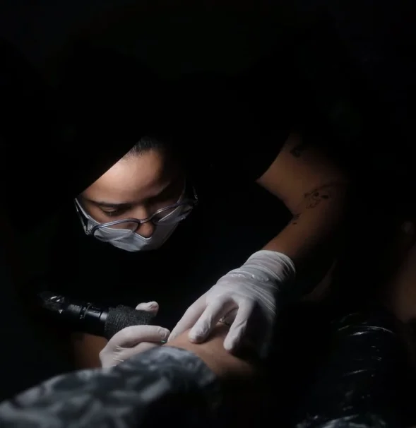 Chelly Ferreira tatuando